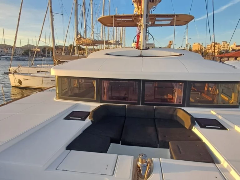 Lagoon Lagoon 52 F jednotlivci a charterové společnosti v Lavrio