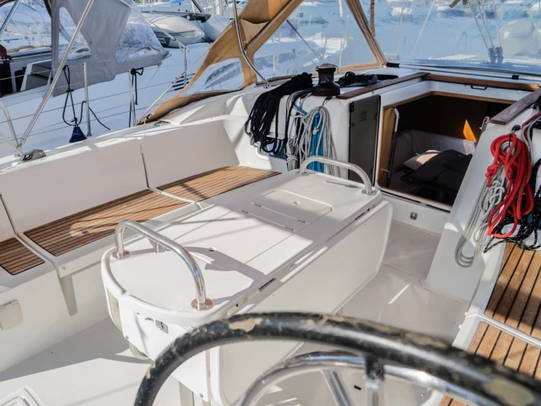 Pronajmout Plachetnice se skipperem či ne Jeanneau v Alimos