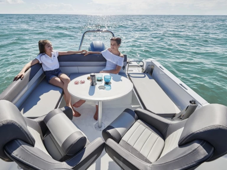 Pronajmout si Jeanneau Cap Camarat 6.5 WA Serie 3 v Antibes