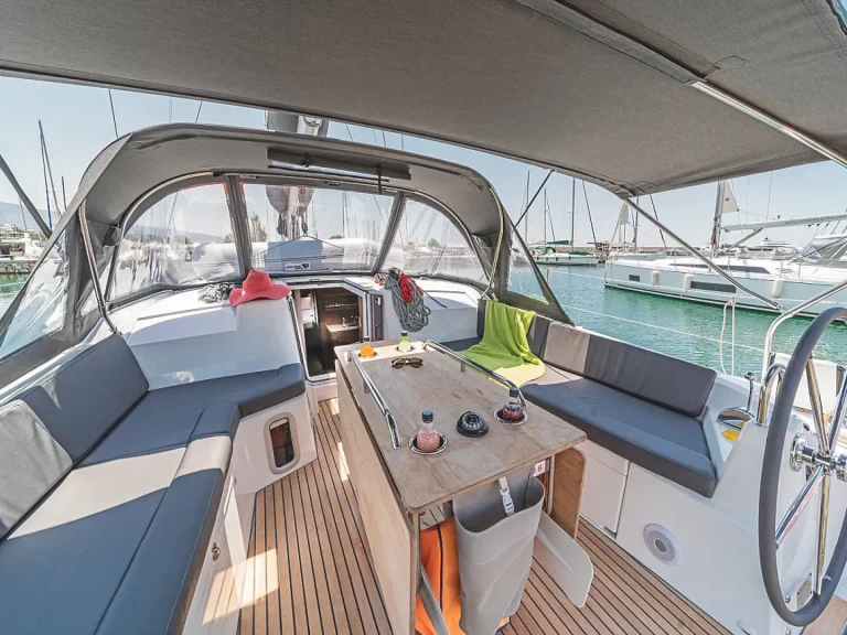 Plachetnice k pronájmu v Alimos za nejlepší cenu