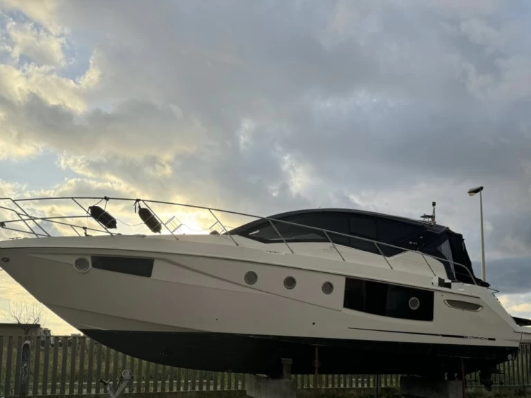 Pronájem Motorová loď Cranchi s licencí