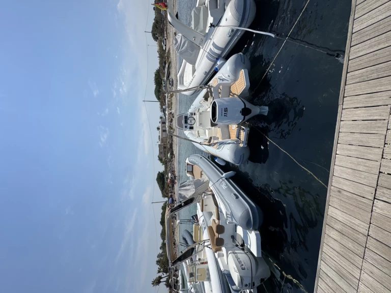 Polotuhá loď k pronájmu v Villaggio San Teodoro za nejlepší cenu