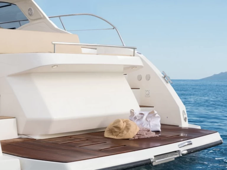 Pronájem Motorová loď Azimut s licencí