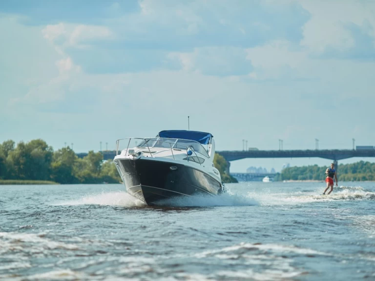 Motorová loď k pronájmu v Vieux Port de Cannes za nejlepší cenu