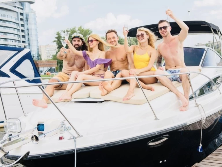 Bayliner Bayliner 285 Cruiser jednotlivci a charterové společnosti v Vieux Port de Cannes