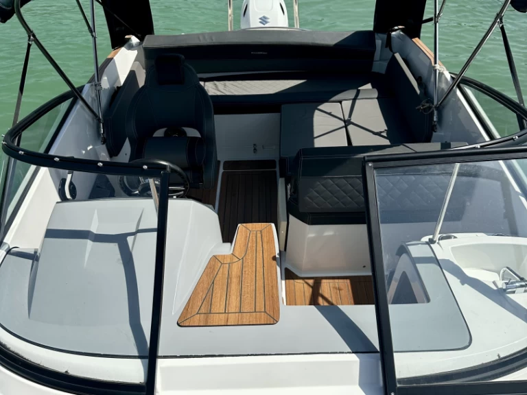 Motorová loď k pronájmu v Aix-les-Bains za nejlepší cenu