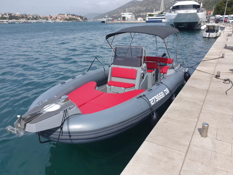 Marlin Boat 790 Pro Dynamic jednotlivci a charterové společnosti v Marina Frapa Dubrovnik