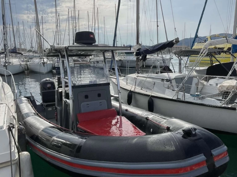 Valiant Karbon 750 sport 6  jednotlivci a charterové společnosti v Toulon
