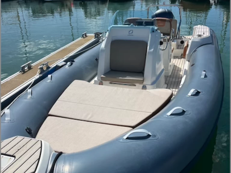 Pronájem Polotuhá loď Zodiac s licencí