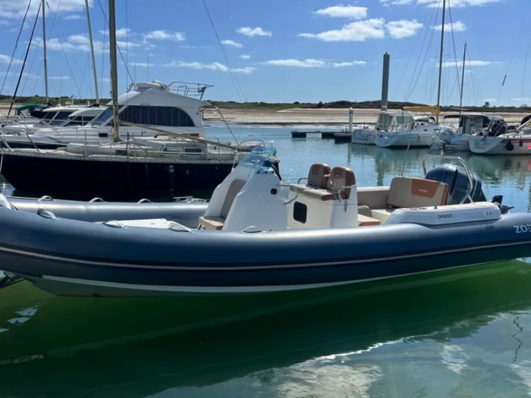 Polotuhá loď k pronájmu v Marseille za nejlepší cenu