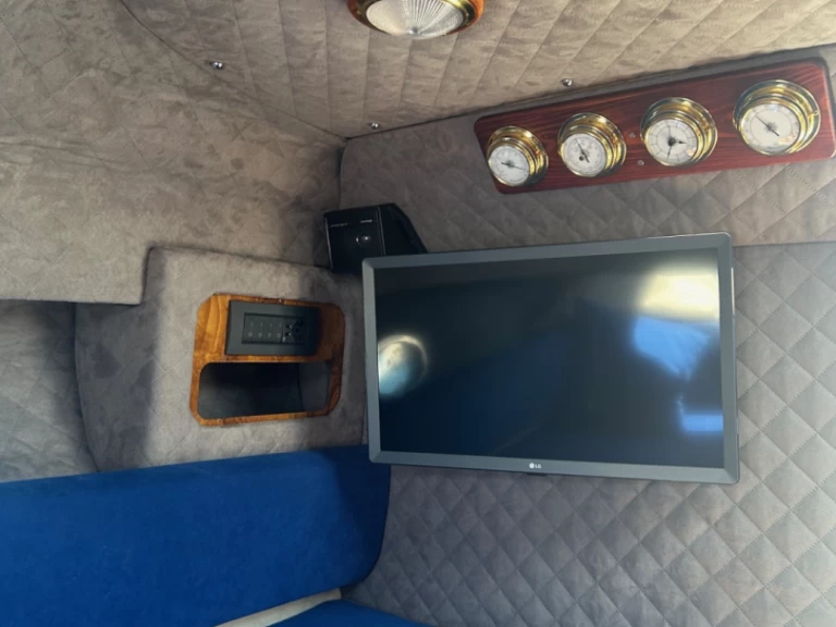 Pronajmout si Cranchi Clipper 760 v Angera