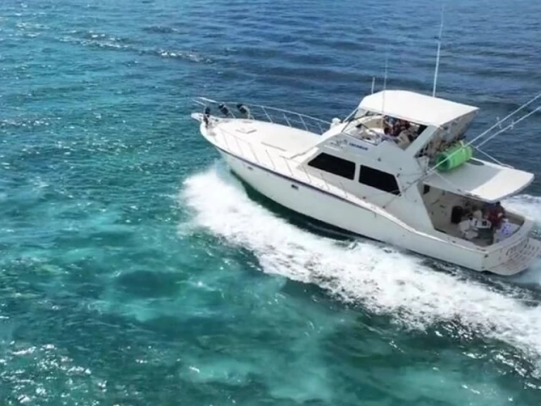 Hatteras Hatteras 36 Convertible jednotlivci a charterové společnosti v Salerno