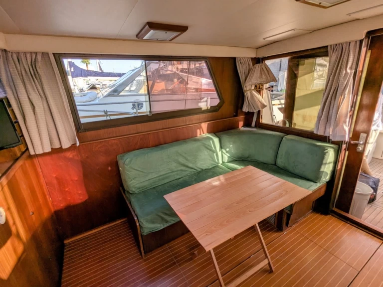 Pronajmout si Hatteras Hatteras 36 Convertible v Salerno