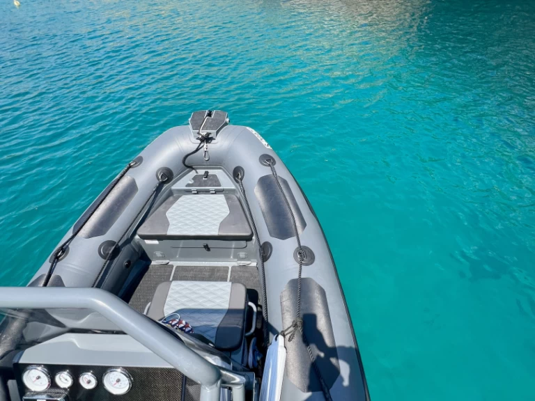 Polotuhá loď k pronájmu v Valletta za nejlepší cenu