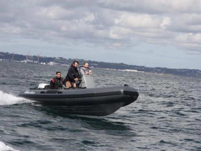 Adventure Vesta 500  jednotlivci a charterové společnosti v Larmor-Plage