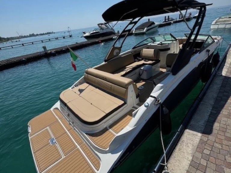 Sea Ray Sea Ray 270 SDX jednotlivci a charterové společnosti v Bardolino