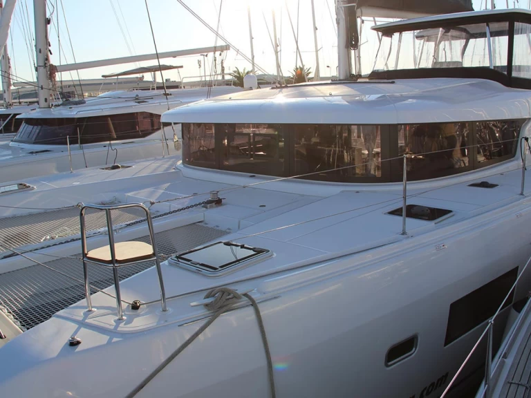 Pronájem Katamarán Lagoon s licencí