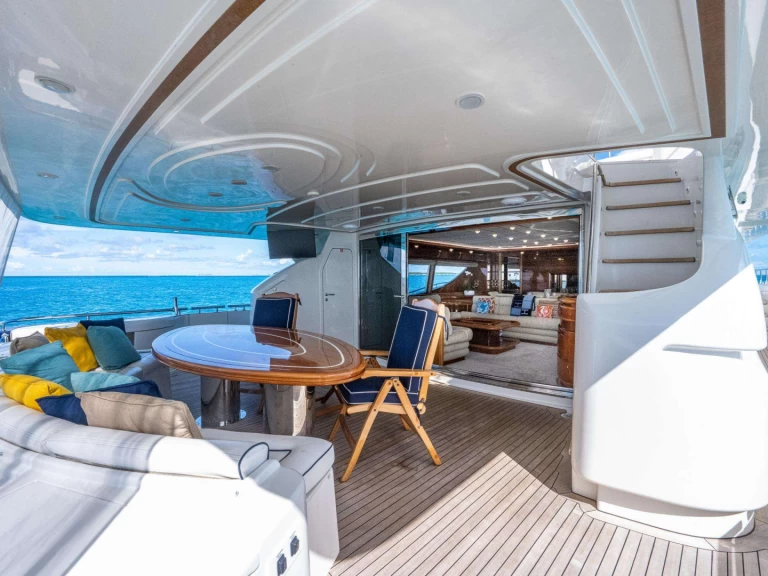 Pronajmout Jachta se skipperem či ne Ferretti v New York (City)