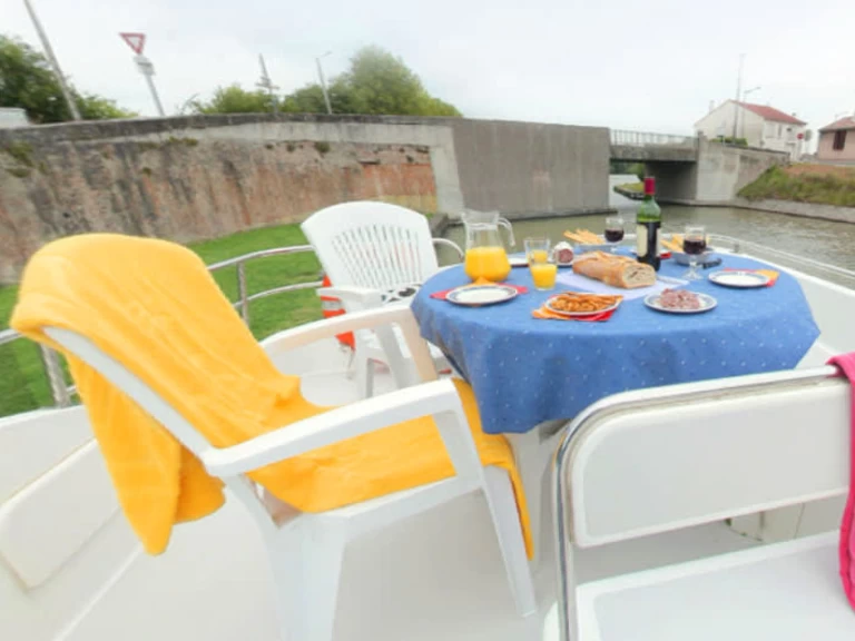 Pronajmout si Le Boat Tango v Chertsey