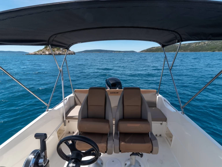 Pronajmout si Quicksilver Activ 675 Open Sport v Split