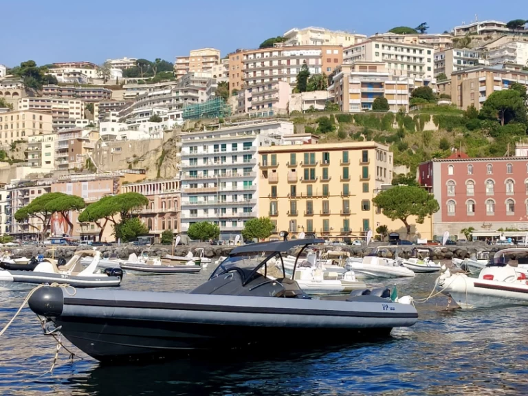 Polotuhá loď k pronájmu v Neapol za nejlepší cenu