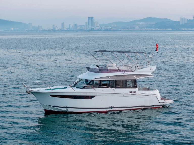 Motorová loď k pronájmu v Hạ Long za nejlepší cenu