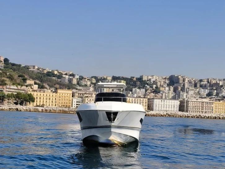 Pronájem jachty v Neapol -MIAMI GOLD  33 WALK AROUND na Samboatu