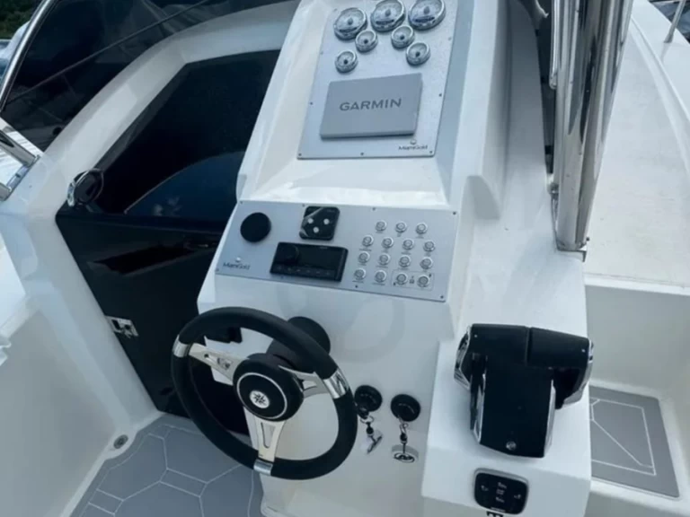 Pronajmout Motorová loď se skipperem či ne MIAMI GOLD  v Neapol