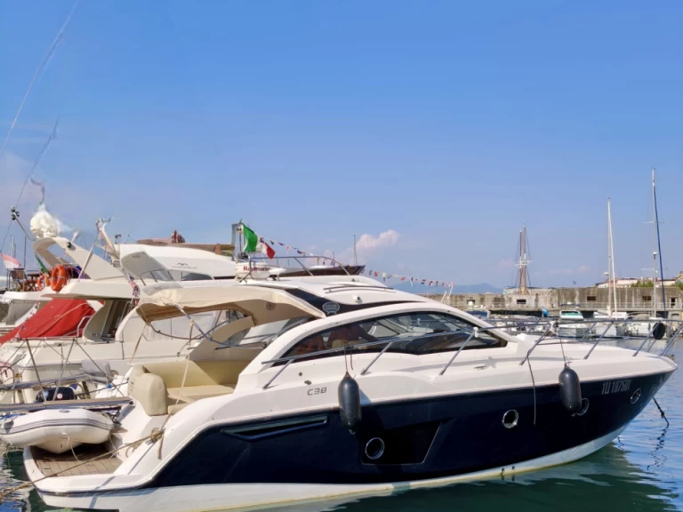 Sessa Marine C38 jednotlivci a charterové společnosti v Neapol