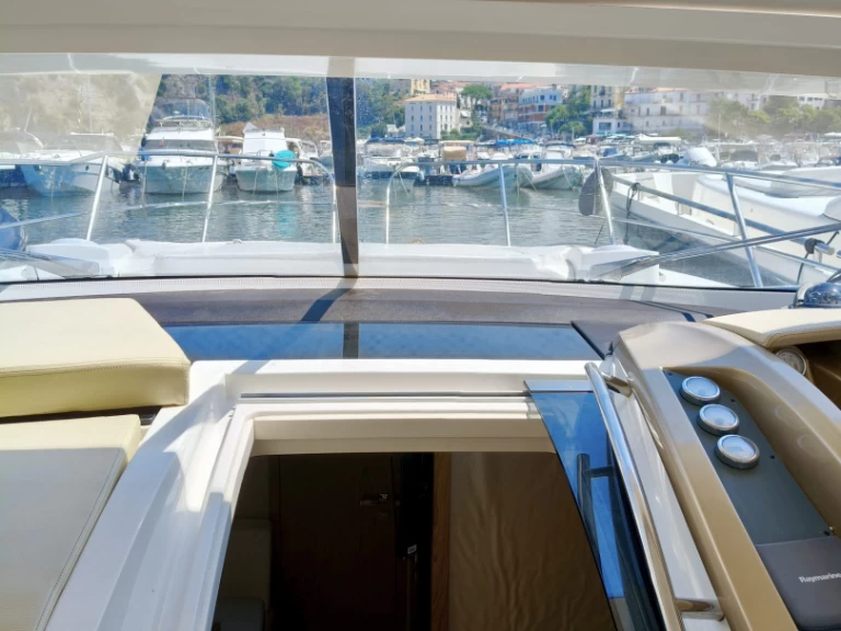 Pronájem Motorová loď v Neapol -Sessa Marine C38