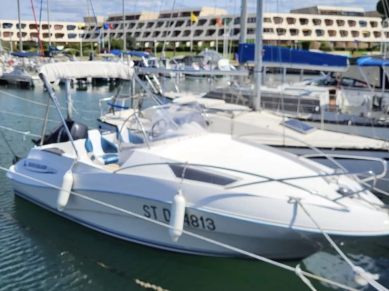 Motorová loď k pronájmu v Port-Camargue za nejlepší cenu