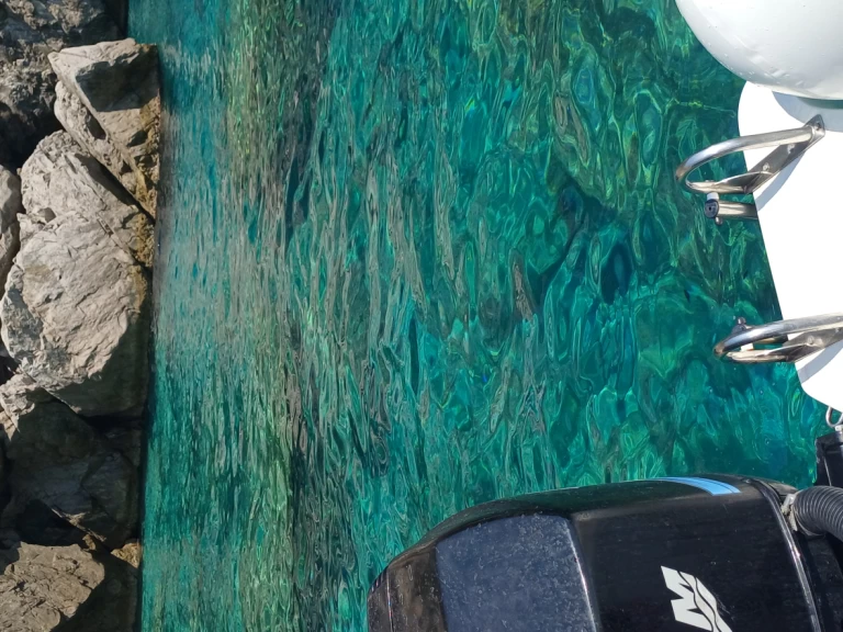 Pronajmout si Zodiac Cadet v Neapol