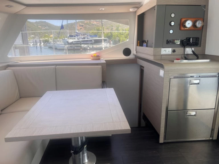 Pronájem Katamarán Fountaine Pajot s licencí