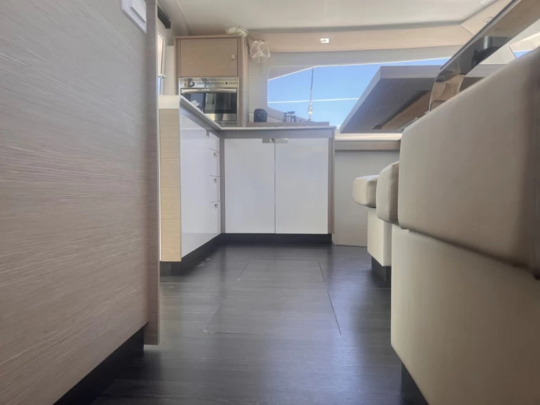 Fountaine Pajot Isla 40 jednotlivci a charterové společnosti v Parham Town
