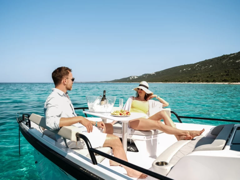 Pronajmout si Axopar Axopar 29 Sun Top v Zaton