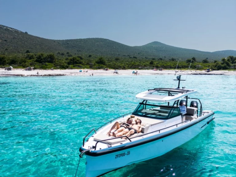 Pronajmout si Axopar Axopar 37 Sun-Top v Zaton