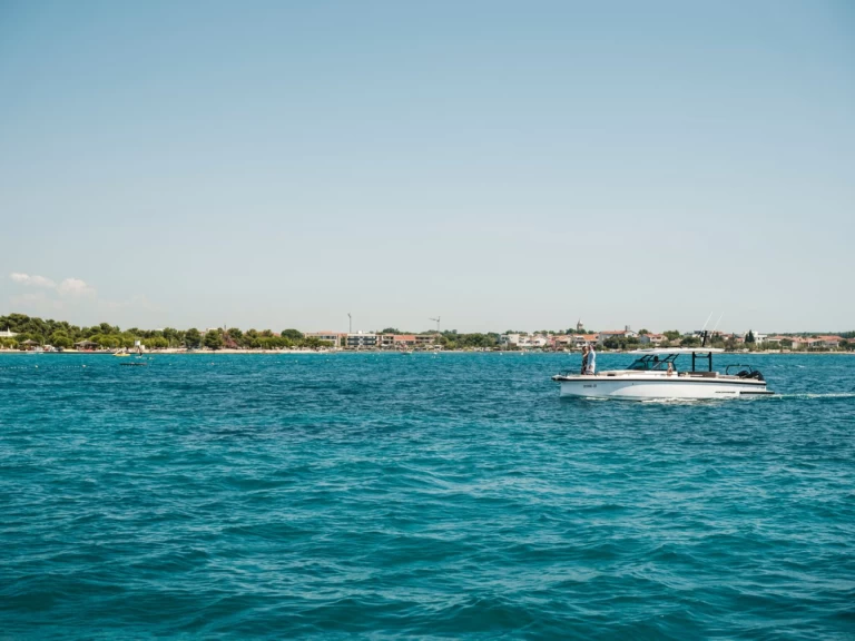 Pronájem lodi Zaton lákavé ceny Axopar 37 Sun-Top