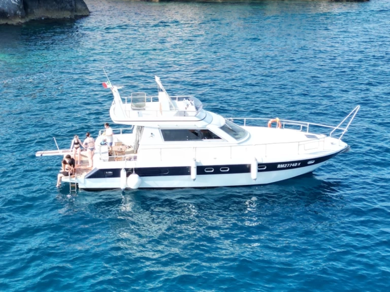 Pronájem Motorová loď Comar s licencí