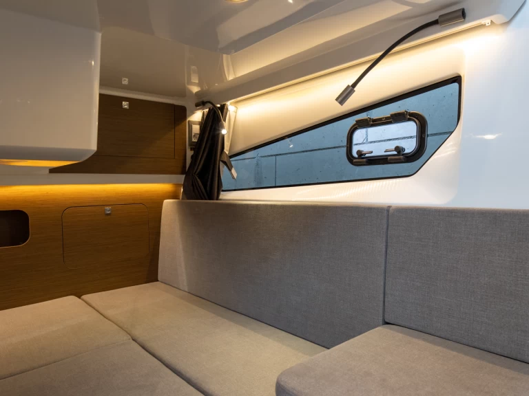 Bénéteau Antares 11 FLY jednotlivci a charterové společnosti v Split