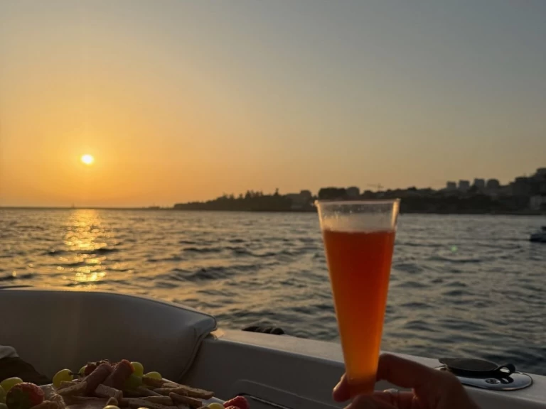 Pronájem Motorová loď Sea Ray s licencí