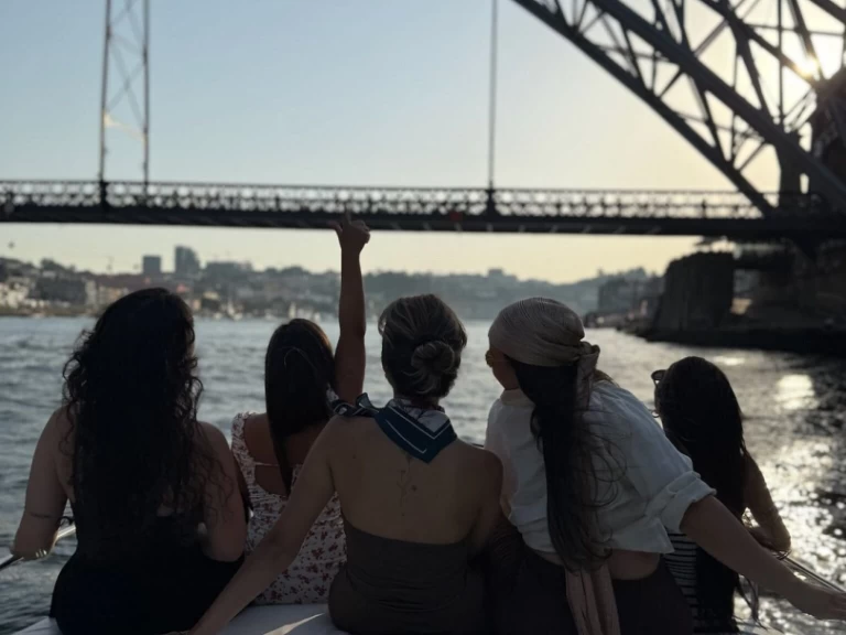 Motorová loď k pronájmu v Porto za nejlepší cenu