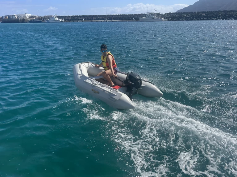 Polotuhá loď k pronájmu v Caleta de Sebo za nejlepší cenu