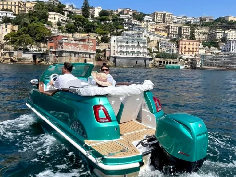 Pronájem lodi Neapol lákavé ceny 500 VIP LOUNGE