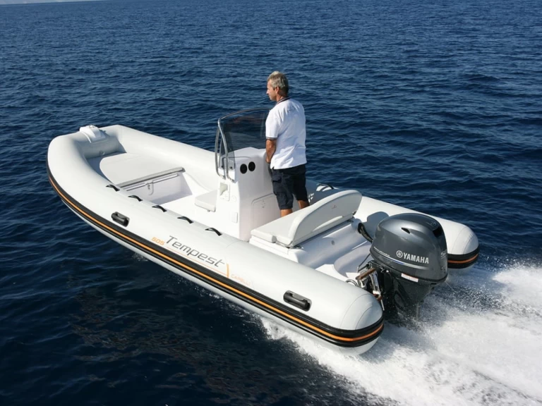 Pronájem Polotuhá loď Capelli s licencí