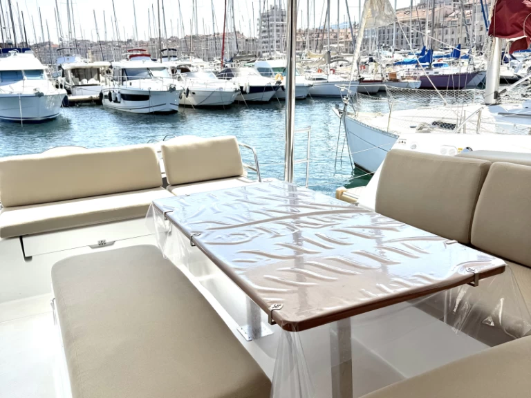 Pronajmout si Fountaine Pajot Elba 45 v Marseille
