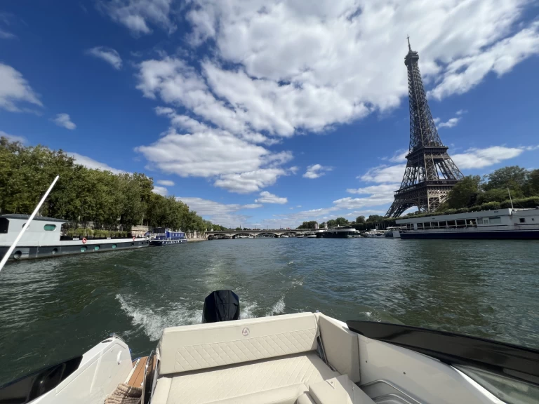 Parker 720 Adventure jednotlivci a charterové společnosti v Paris