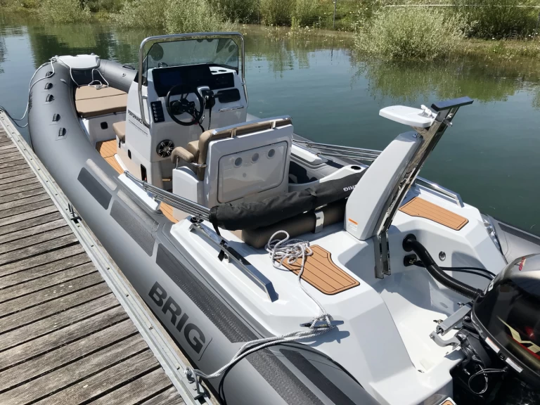 Pronájem Polotuhá loď Brig s licencí