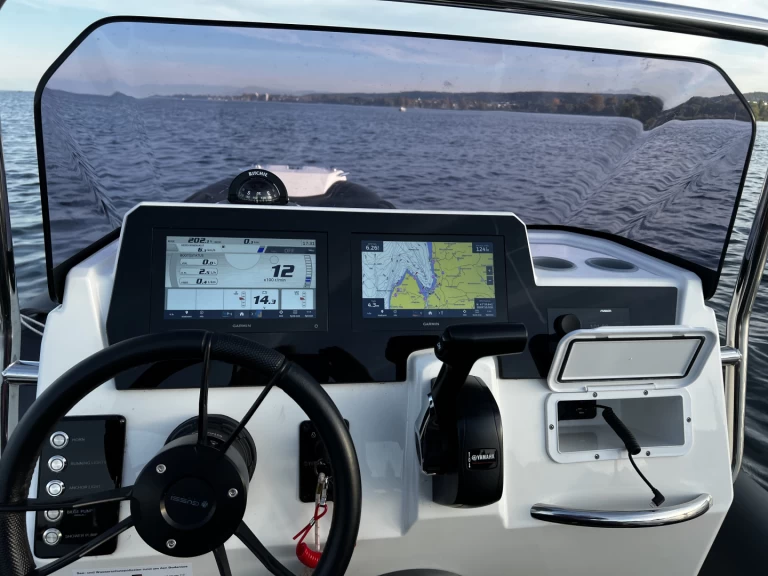 Polotuhá loď k pronájmu v Kreuzlingen za nejlepší cenu