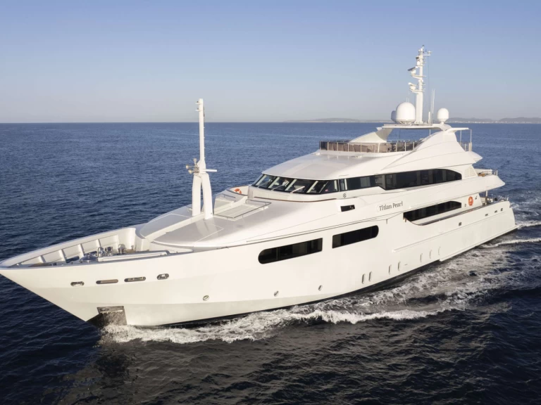 Pronájem lodi CRN Ancona TITIAN PEARL v Cannes na Samboatu