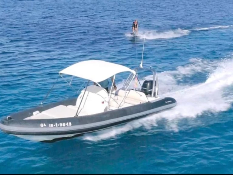 Weihai Roughneck jednotlivci a charterové společnosti v Ibiza Town